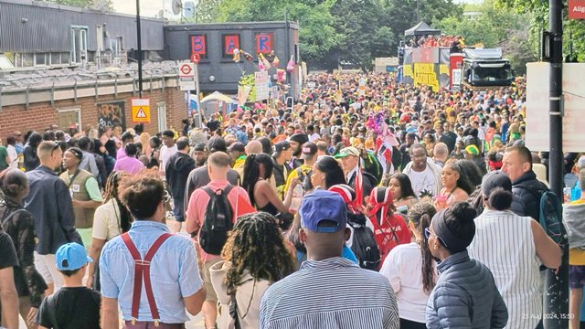 تعرض 8 أشخاص للطعن بكرنفال في لندن