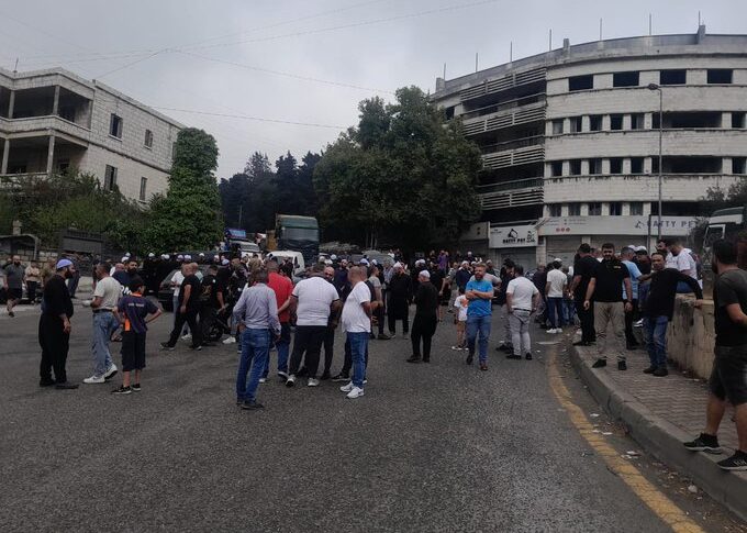 حركة المرور كثيفة من الكحالة باتجاه البقاع بسبب تجمع عدد من المحتجين عند مستديرة عاليه