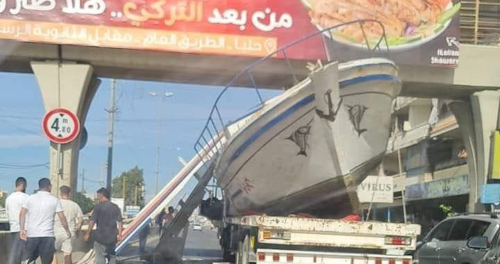 شاحنة تصطدم بجسر للمشاة في المنية وتتسبب بتوقف حركة السير