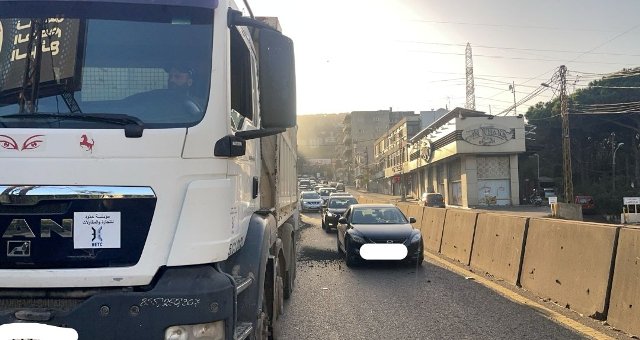 حركة المرور كثيفة على هذه الطرقات وأعمال تزفيت