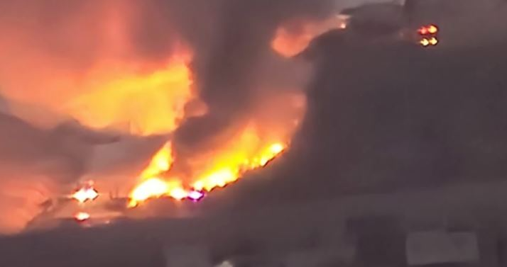 حريق من جراء المفرقعات في مجمع في بلدة كفرجرة