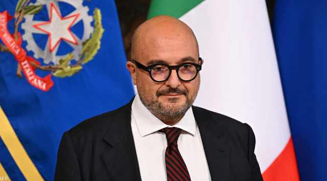 وزير إيطالي يستقيل بسبب علاقة غرامية.. ويطلب الصفح