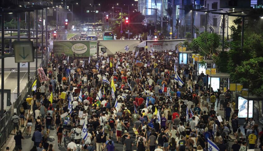 استطلاع: 61 بالمئة من الإسرائيليين لا يثقون بإدارة نتنياهو للحرب و53 بالمئة يؤيدون الانسحاب من “فيلادلفيا”