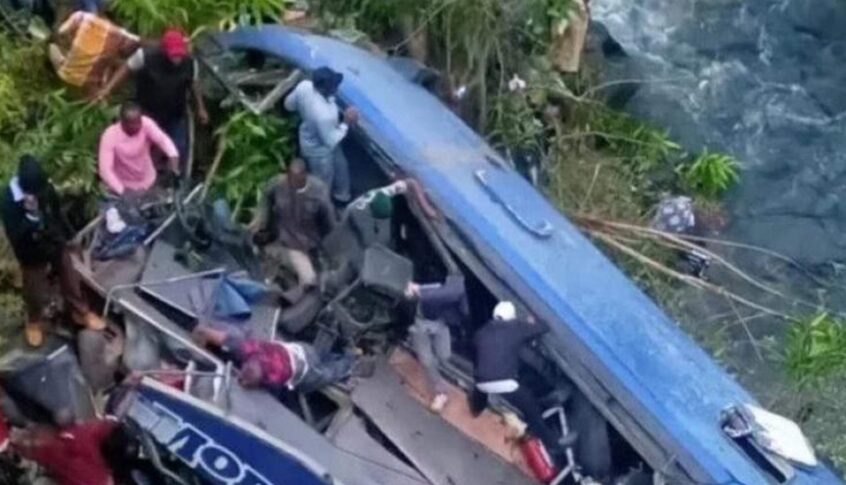 ضحايا بانقلاب حافلة في الإكوادور