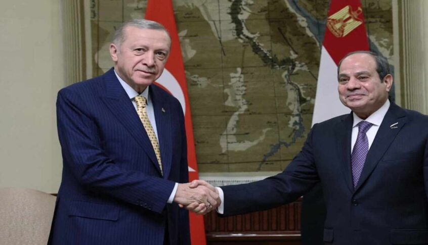 السيسي يصل تركيا في أول زيارة لرئيس مصري منذ 12 عاما
