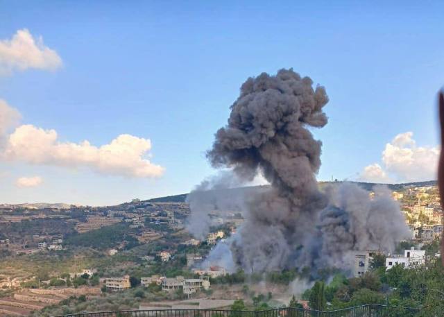 بالصور: طيران العدو يدمر منزلاً في بلدة بيت ليف