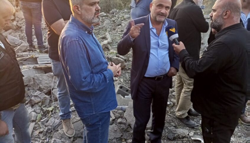 بالصور-.أبي رميا متفقدا الاضرار مكان الاعتداء الاسرائيلي على راس اسطا: نحن شعب واحد في وطن واحد