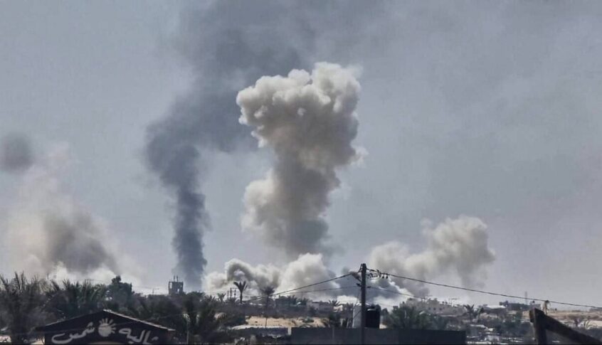 جيش العدو الإسرائيلي يدمر ويحرق مساحات في مدينة رفح