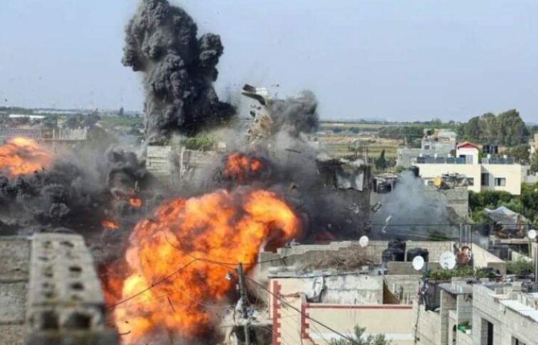 في اليوم الـ335 من العدوان: شهداء وجرحى بقصف اسرائيلي لوسط قطاع غزة وجنوبه