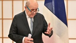 وصول لودريان إلى السراي الحكومي في هذه الأثناء للقاء نواف سلام وسيولم الأخير على شرف الموفد الفرنسي