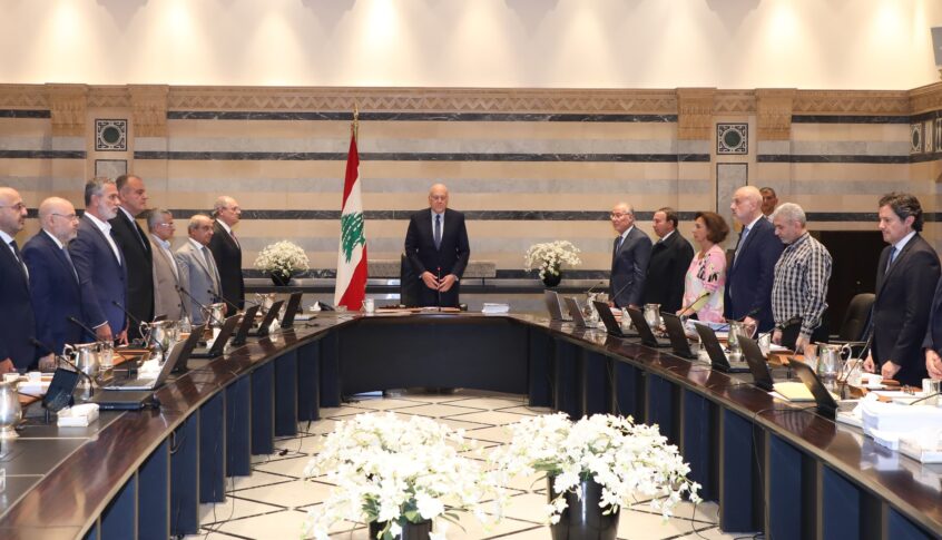 الوقوف دقيقة صمت في مستهل جلسة مجلس الوزراء في السراي برئاسة ميقاتي حدادا على الرئيس سليم الحص