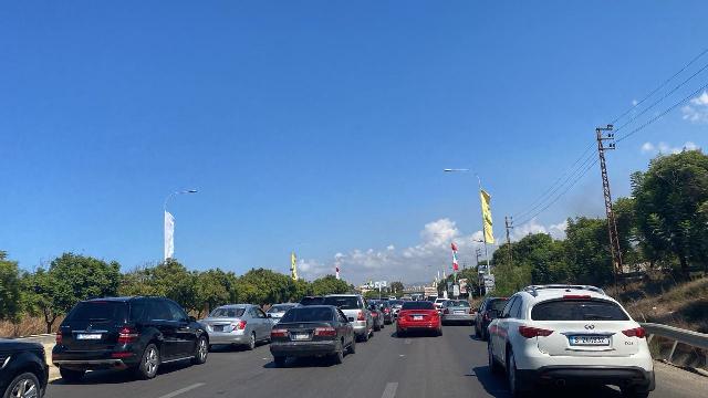 بالصور: شوارع صيدا وقرى قضاء صور تشهد نزوحًا كثيفًا في اتجاه بيروت