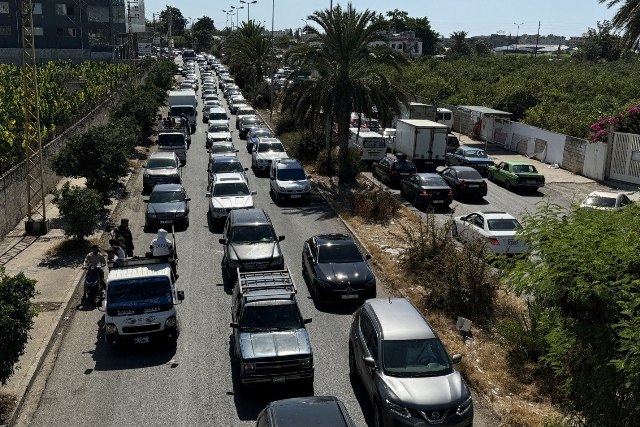 بالصور: نزوح مستمر لآلاف اللبنانيين من مدينة صور ومناطق جنوبية