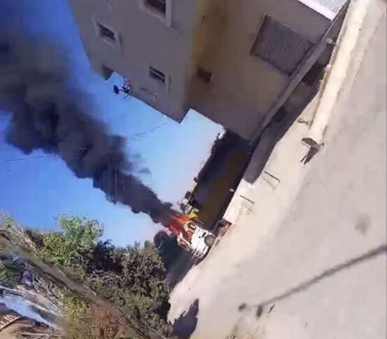 مسيَّرة معادية استهدفت شاحنة في بلدة السفري في بعلبك بين مبانٍ سكنية بالقرب من الطريق الدولية ما أدى إلى احتراقها