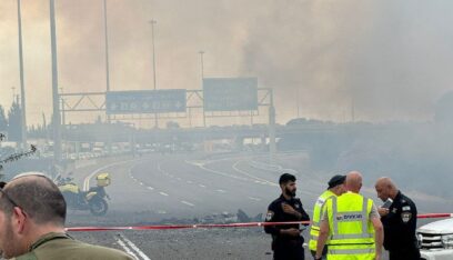 وسائل إعلام إسرائيلية: قطع طريق رقم 6 شرق تل أبيب بعد سقوط صاروخ أُطلق من لبنان
