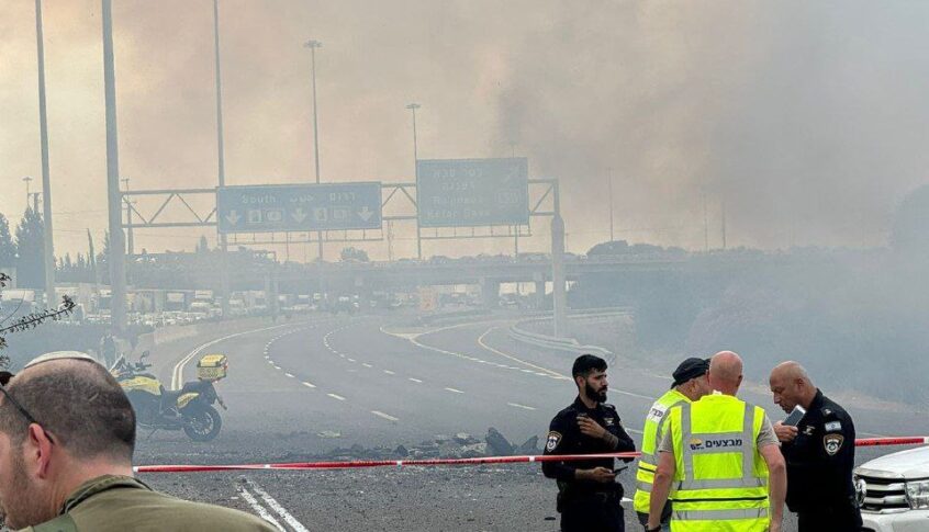 وسائل إعلام إسرائيلية: قطع طريق رقم 6 شرق تل أبيب بعد سقوط صاروخ أُطلق من لبنان