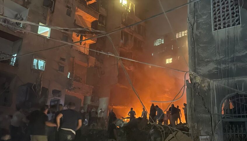 فوج إطفاء بيروت يُهمد الحريق في النويري وإخلاء السكان من الطوابق العليا