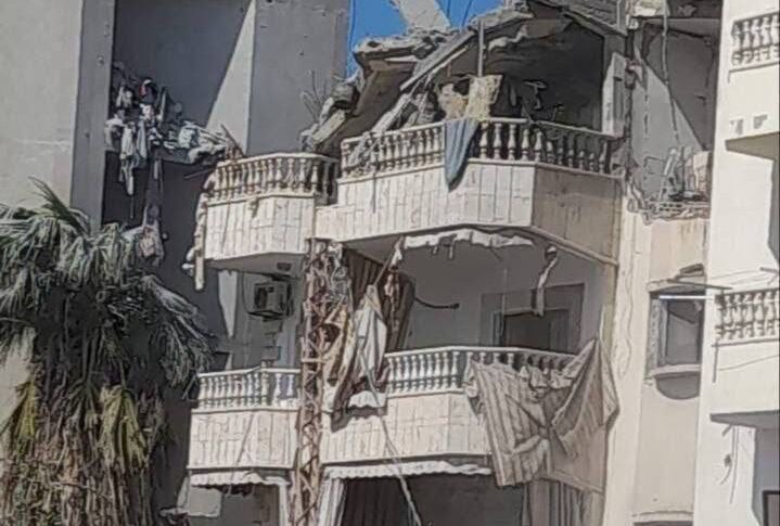 بالفيديو والصور: إصابات مباشرة ودمار كبير جراء إطلاق حزب الله أكثر من 100 صاروخ باتجاه مدينة حيفا