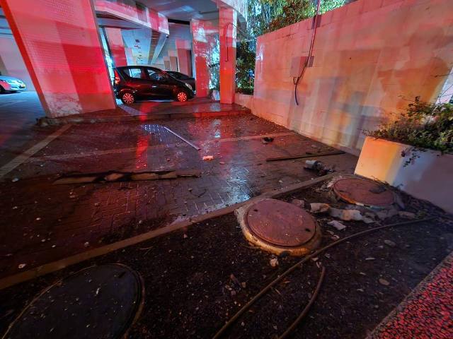 بالصور: أضرار في مبنى بهرتسيليا جرّاء انفجار طائرة مسيرة أطلقت من لبنان