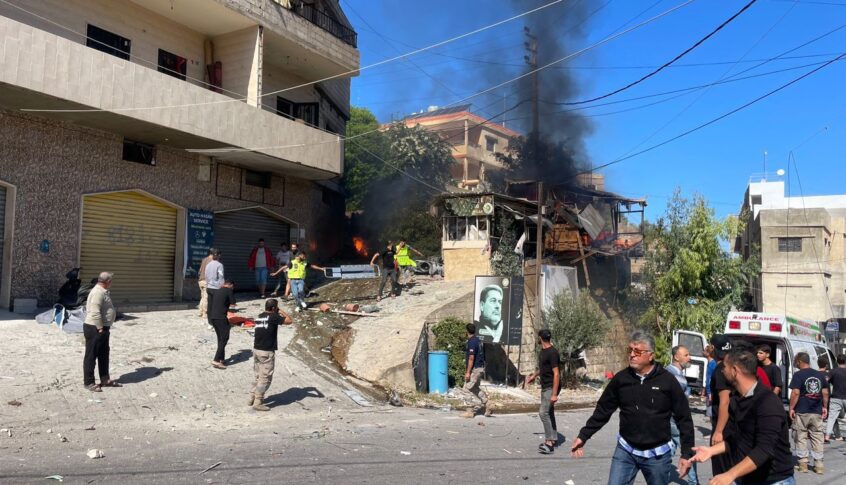 شهيدان و6 اصابات بغارة من مسيرة على مقهى يتجمع به الشبان في بلدة الخرايب