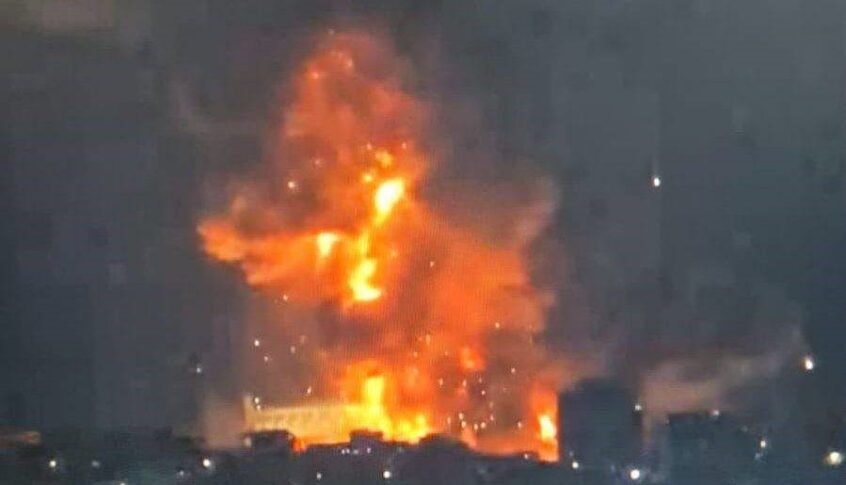 بالفيديو – انهيار مبنى مؤلف من 8 طبقات في شارع فتح الله في البسطة جراء صواريخ خارقة للتحصينات استهدفته