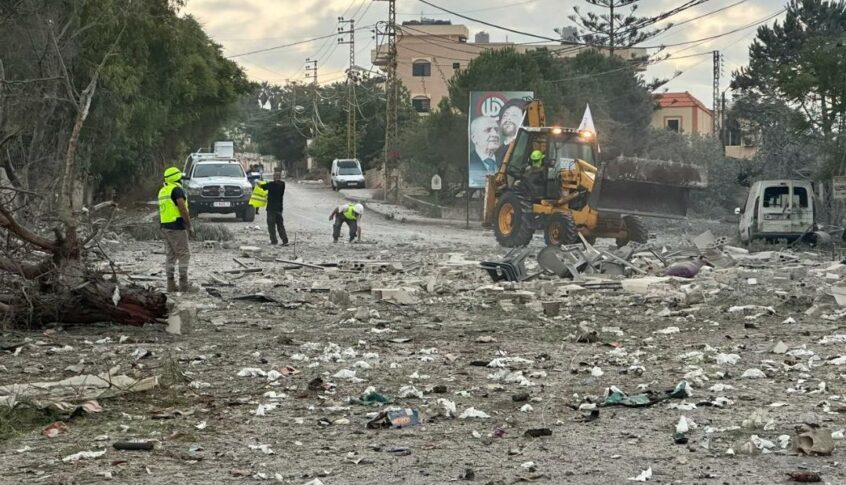 طيران العدو يغير للمرة الثانية اليوم على بلدة انصار مستهدفاً حي مريصع