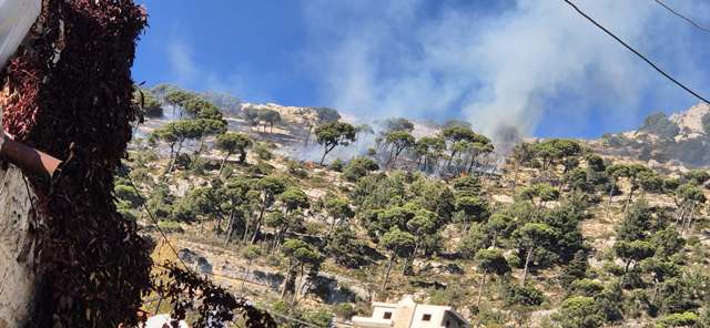 بالفيديو والصور: طوافات الجيش تعمل على اخماد حريق جبل الصنوبر في إهدن