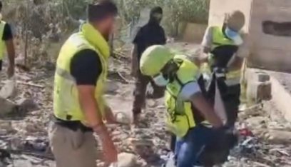 انتشال جثة شهيدة في منزل في صور دمرته غارة معادية قبل أيام