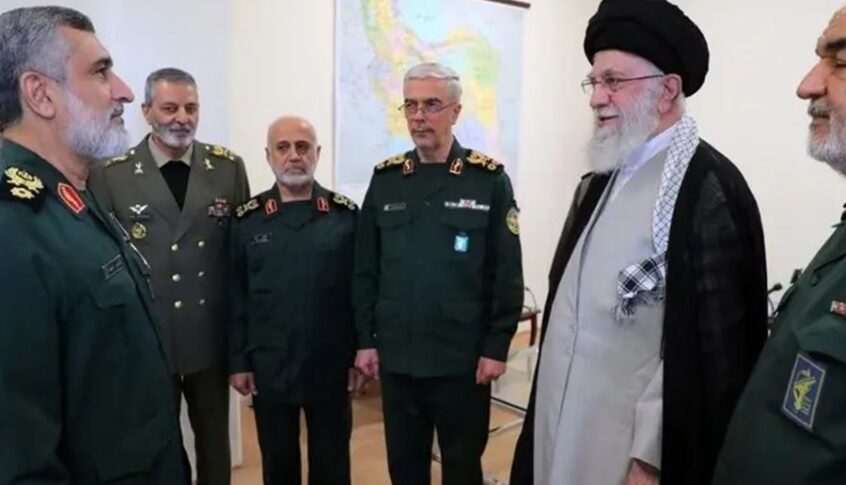 إسرائيل تؤكد وإيران تنفي…صورة لخامنئي في تكريم اللواء زادة بغياب قاآني!
