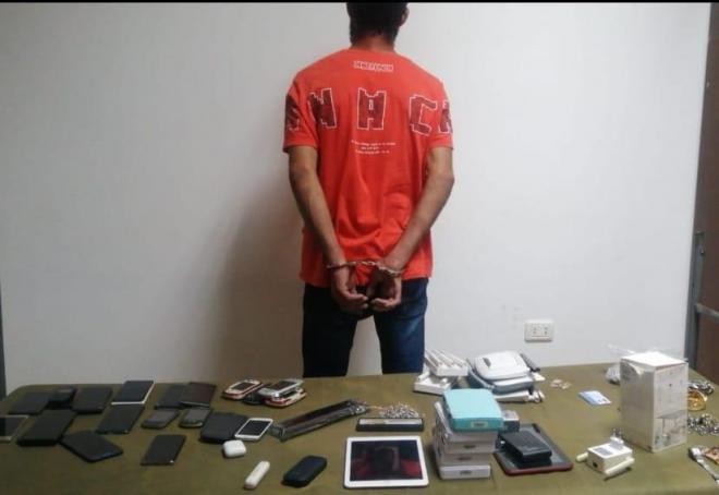 بالصور: استغلّ نزوح السكّان ليدخل منازل بعضهم ويسرق من داخلها