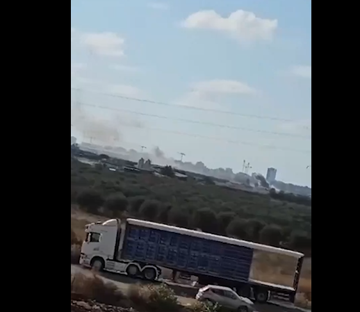 بالفيديو: الأضرار التي لحقت بالمركبات في عكا من جرّاء سقوط شظايا صواريخ أطلقت من لبنان