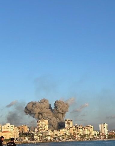 غارة ثالثة عنيفة تستهدف صور في هذه الأثناء