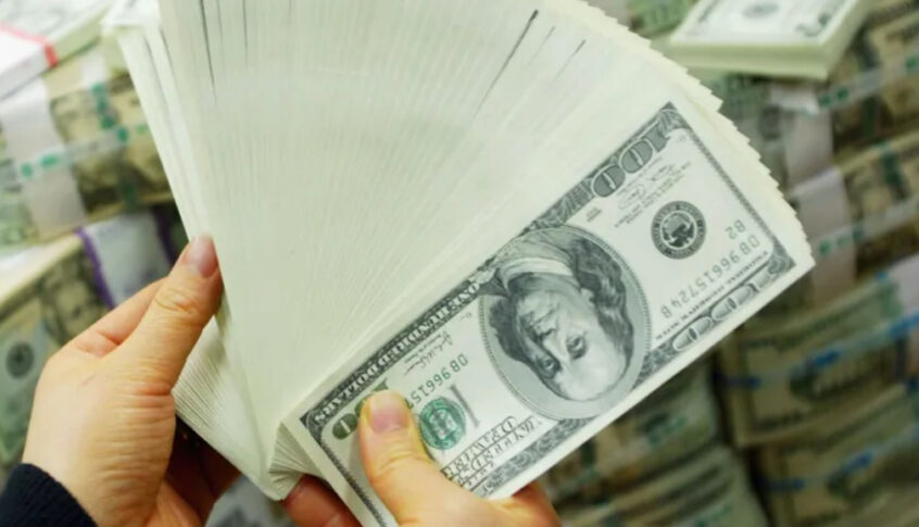 الدولار إلى أعلى مستوى في 6 أشهر ونصف