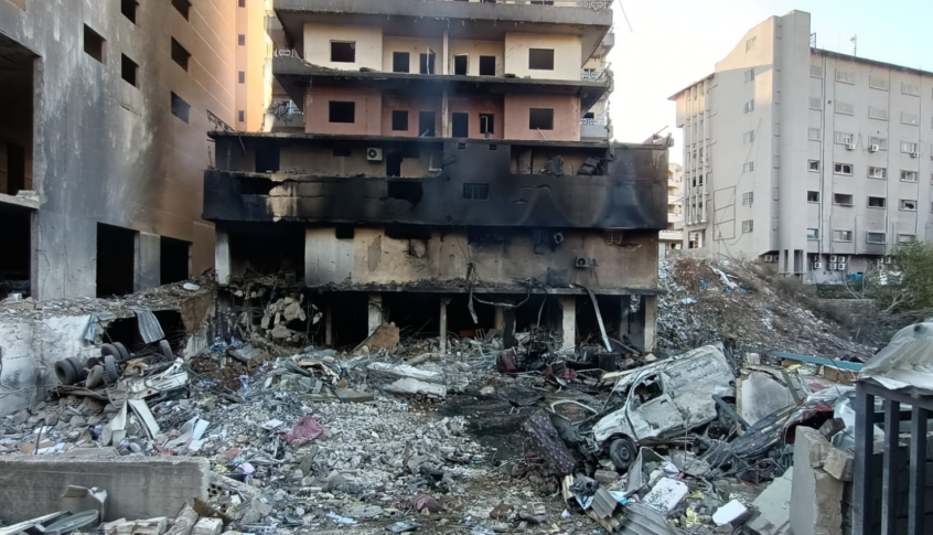 العمل على رفع الانقاض من مستودع بلدية النبطية تسهيلا لسحب جثث الشهداء