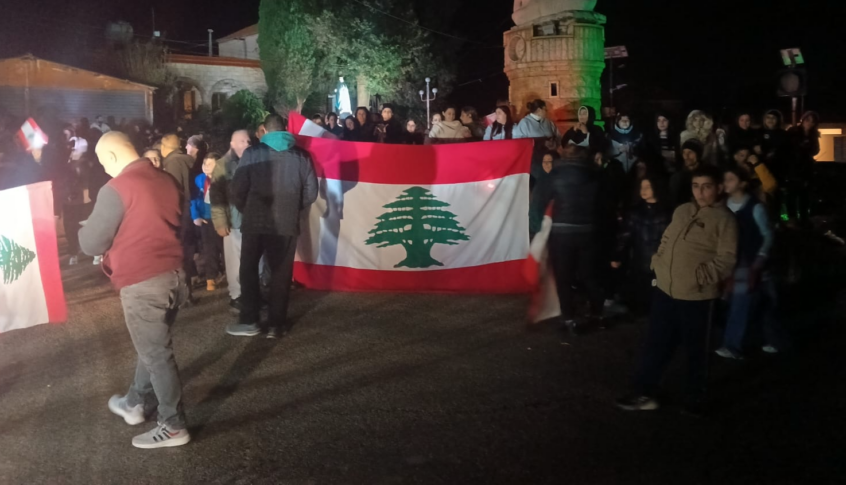 أهالي القليعة يستقبلون فرقة من مغاوير الجيش متجهة إلى ثكنة مرجعيون بنثر الورود والأرز