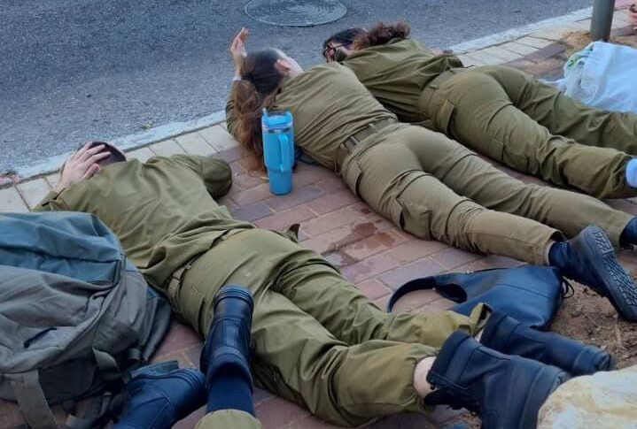 بالصورة: لحظة إطلاق الصواريخ من لبنان نحو كريات أونو شرق تل أبيب