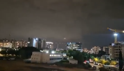 بالفيديو: لحظة إطلاق رشقة صاروخية من لبنان الى وسط تل أبيب