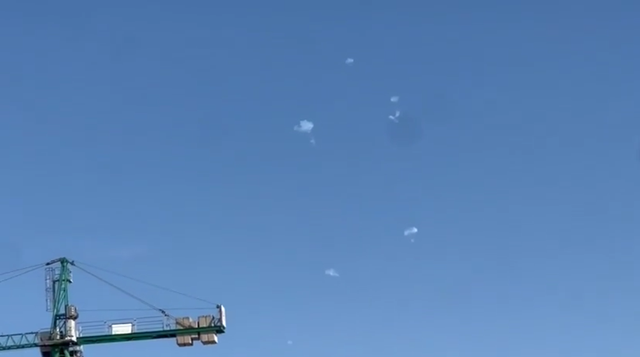 بالفيديو: سماء “تل ابيب” قبل لحظات عقب إطلاق رشقة صاروخية من لبنان