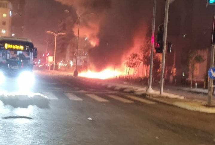 بالفيديو- سقوط صواريخ بشكل مباشر وسط تل ابيب