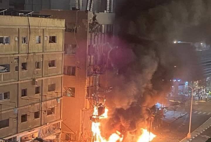 اعلام العدو: سقوط صاروخ باليستي أطلق من لبنان في بني براك في تل أبيب