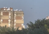 بالفيديو: لحظة مرور مسيرة لحزب الله بجانب مروحية عسكرية للعدو في أجواء مدينة عكا