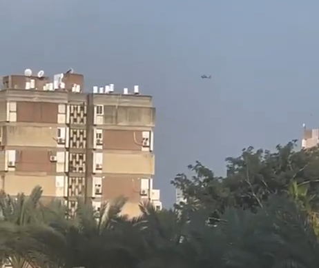 بالفيديو: لحظة مرور مسيرة لحزب الله بجانب مروحية عسكرية للعدو في أجواء مدينة عكا