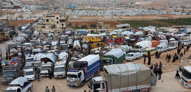 نقل النازحين السوريين إلى مخيمات في البقاع وعكار