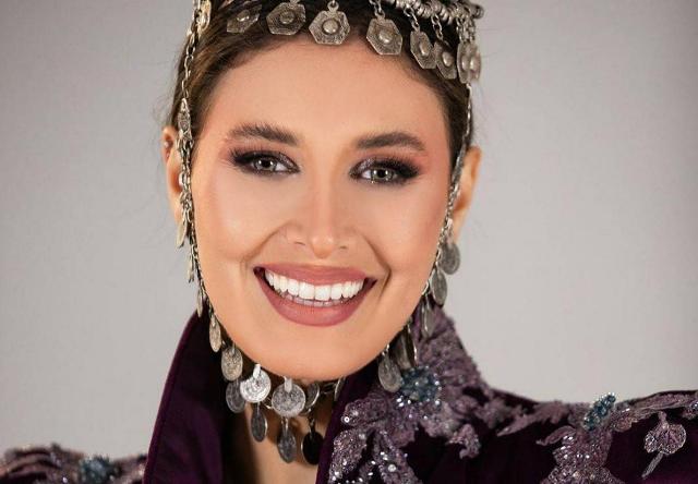 بالصور: إطلالة “أرجوانية” لندى كوسا في الحفل التمهيدي لمسابقة ملكة جمال الكون