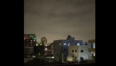 بالفيديو: سقوط صواريخ وسط “إسرائيل”