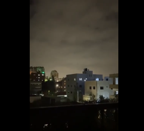 بالفيديو: سقوط صواريخ وسط “إسرائيل”