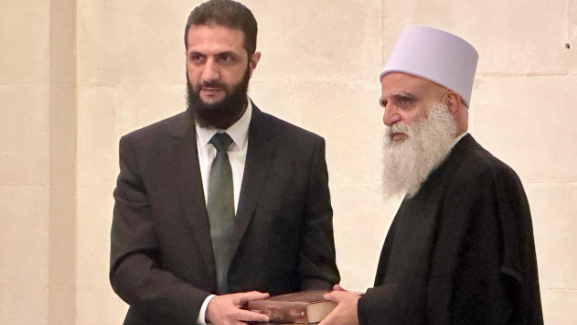شيخ العقل يسلّم الشرع رسالة خلال اللقاء في قصر الشعب