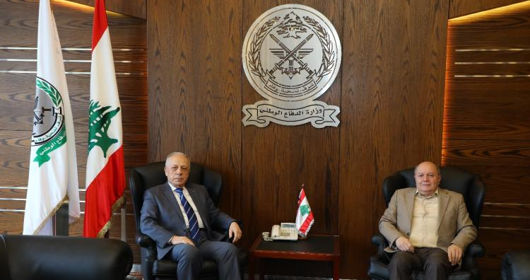 وزير الدفاع عرض ورئيس الإتحاد العمالي العام لاخر للمستجدات