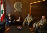 وزير الدفاع بحث مع قائد الجيش ورئيس الأركان في الأوضاع الأمنية وانتشار الجيش في الجنوب