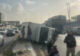 تصادم بين سيارة وبيك اب وانقلاب الاخير على اوتوستراد ⁧‫المدينة الرياضية‬⁩ باتجاه ⁧‫المطار‬⁩